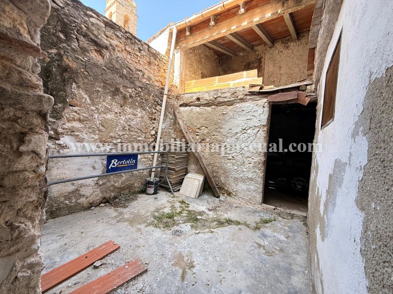SE VEN UN CASA UNIFAMILIAR COMPLETAMENT PER REFORMAR.