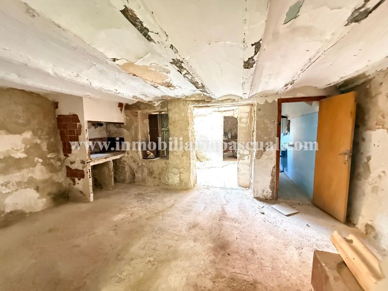 SE VEN UN CASA UNIFAMILIAR COMPLETAMENT PER REFORMAR.