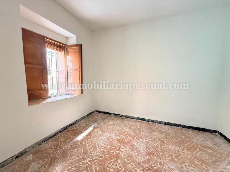 SE VEN UN CASA UNIFAMILIAR COMPLETAMENT PER REFORMAR.