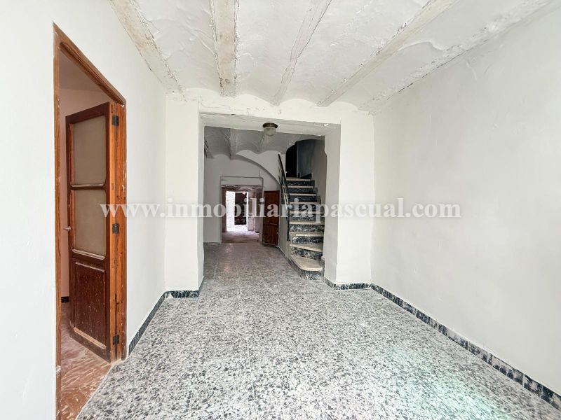 SE VEN UN CASA UNIFAMILIAR COMPLETAMENT PER REFORMAR.