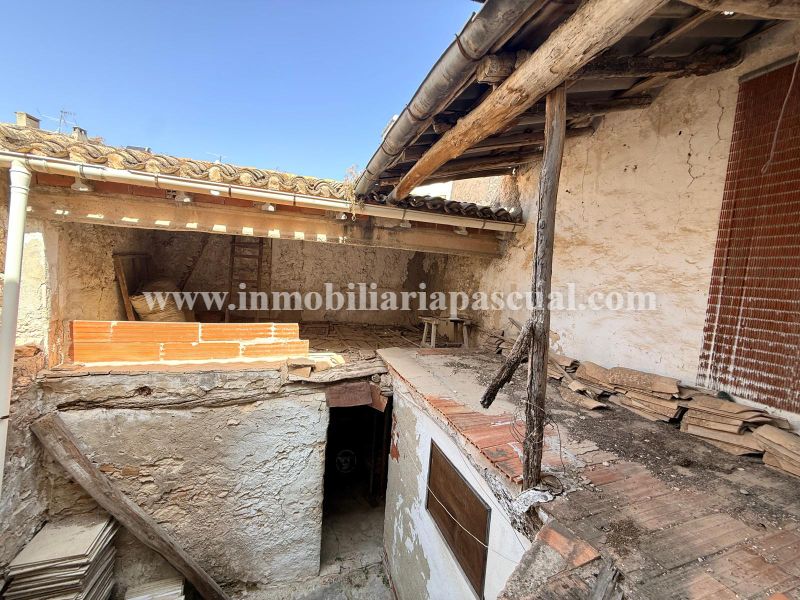 SE VEN UN CASA UNIFAMILIAR COMPLETAMENT PER REFORMAR.
