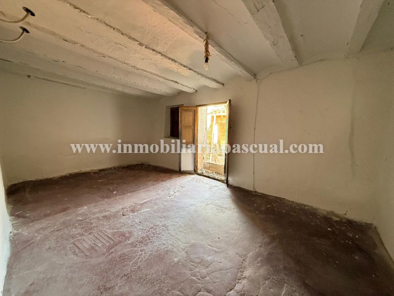 SE VEN UN CASA UNIFAMILIAR COMPLETAMENT PER REFORMAR.