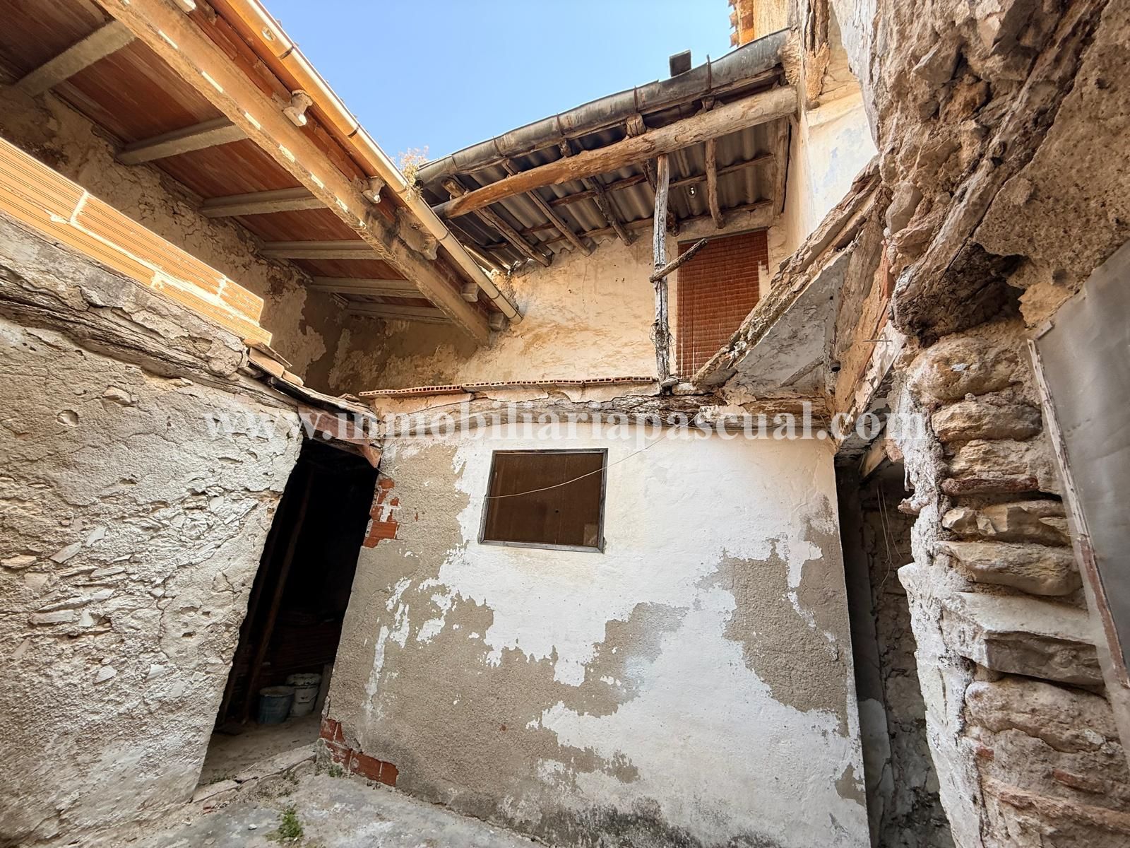 SE VEN UN CASA UNIFAMILIAR COMPLETAMENT PER REFORMAR.