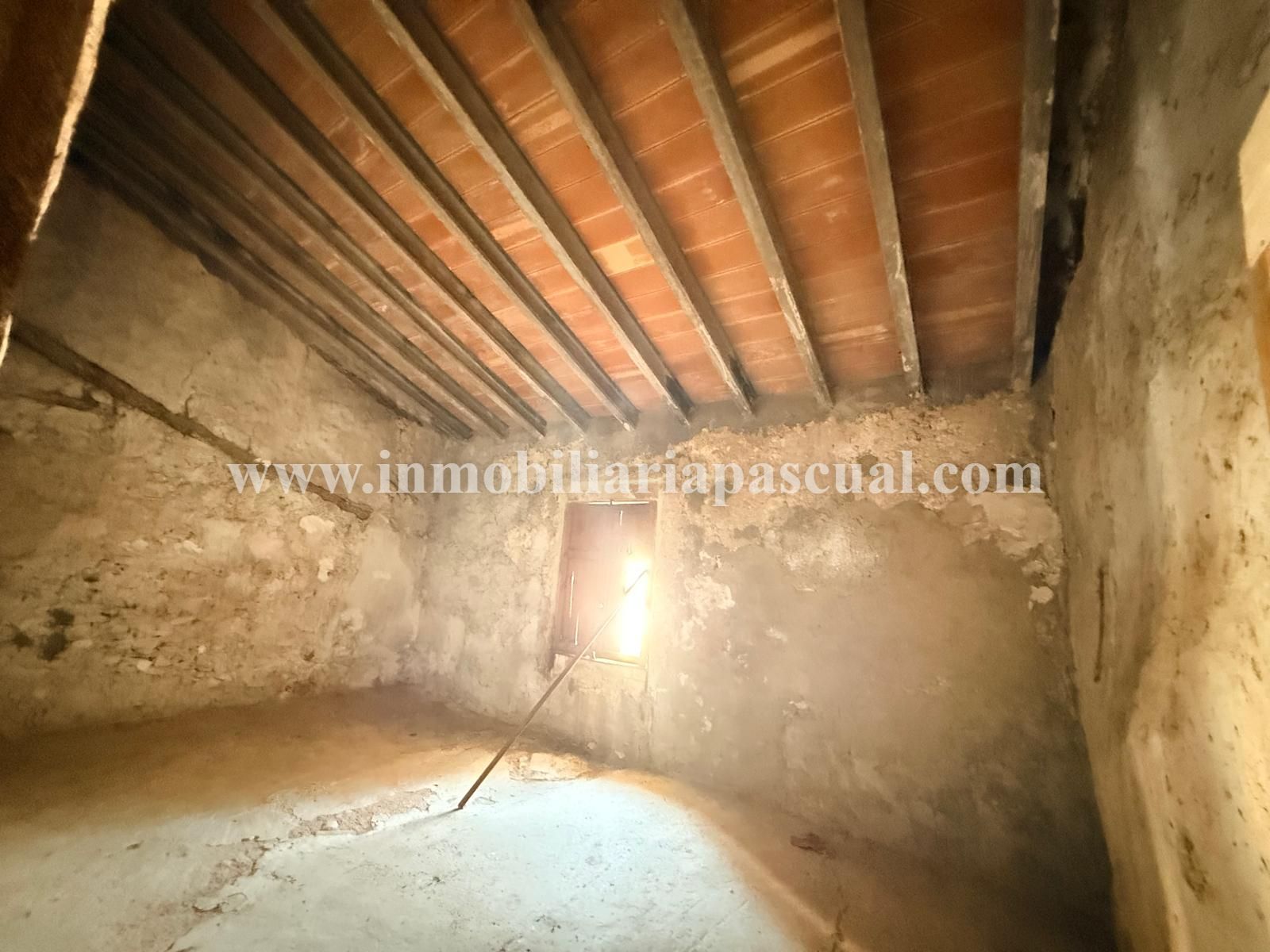 SE VEN UN CASA UNIFAMILIAR COMPLETAMENT PER REFORMAR.