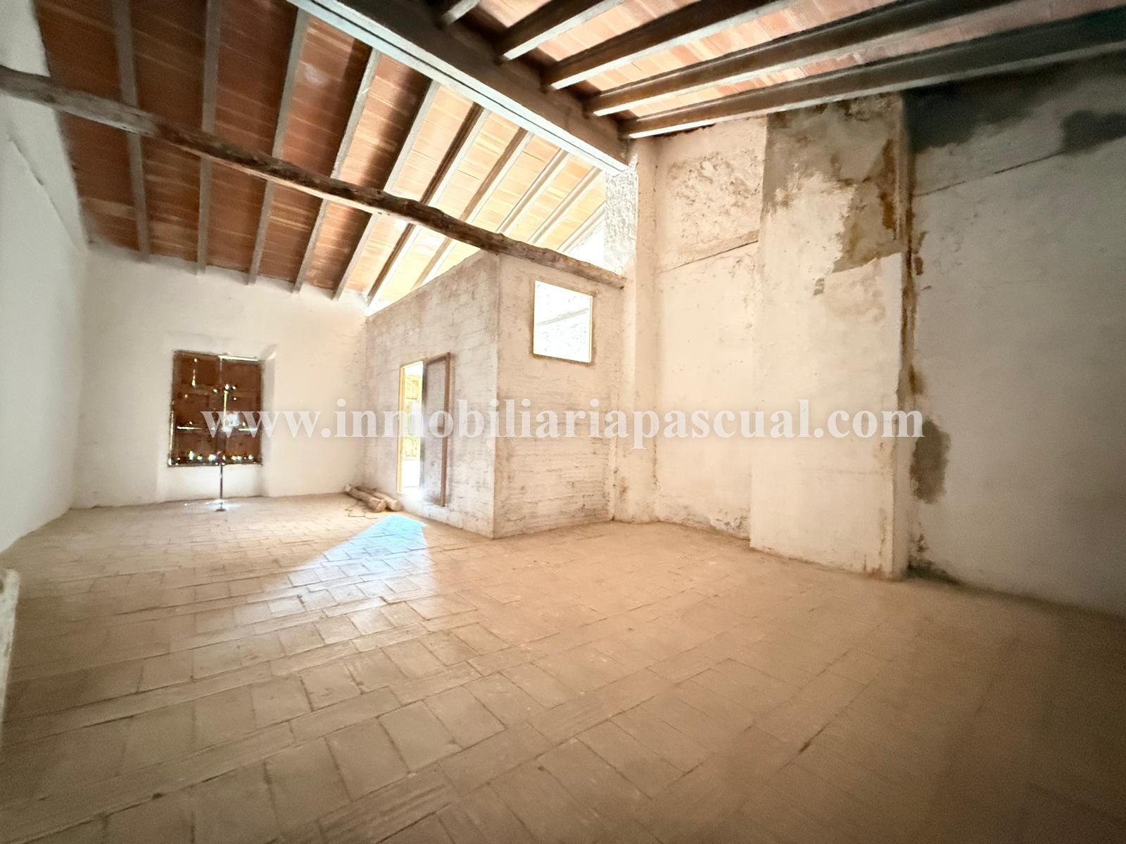 SE VEN UN CASA UNIFAMILIAR COMPLETAMENT PER REFORMAR.