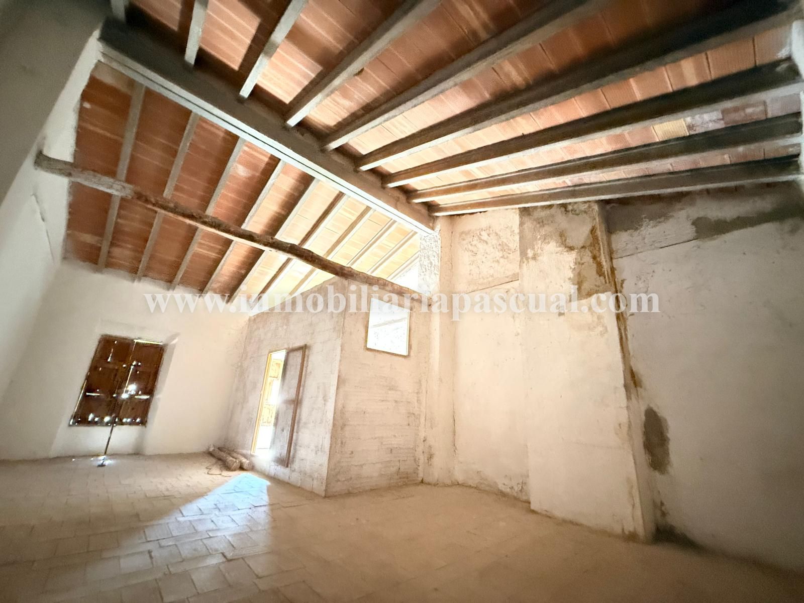 SE VEN UN CASA UNIFAMILIAR COMPLETAMENT PER REFORMAR.