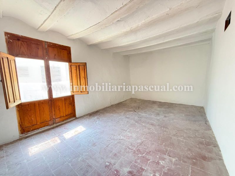 SE VEN UN CASA UNIFAMILIAR COMPLETAMENT PER REFORMAR.