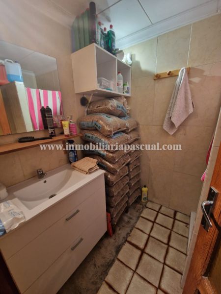 TE KOOP EEN PERCEEL EN EENGEZINSWONING MET WATER IN LORCHA