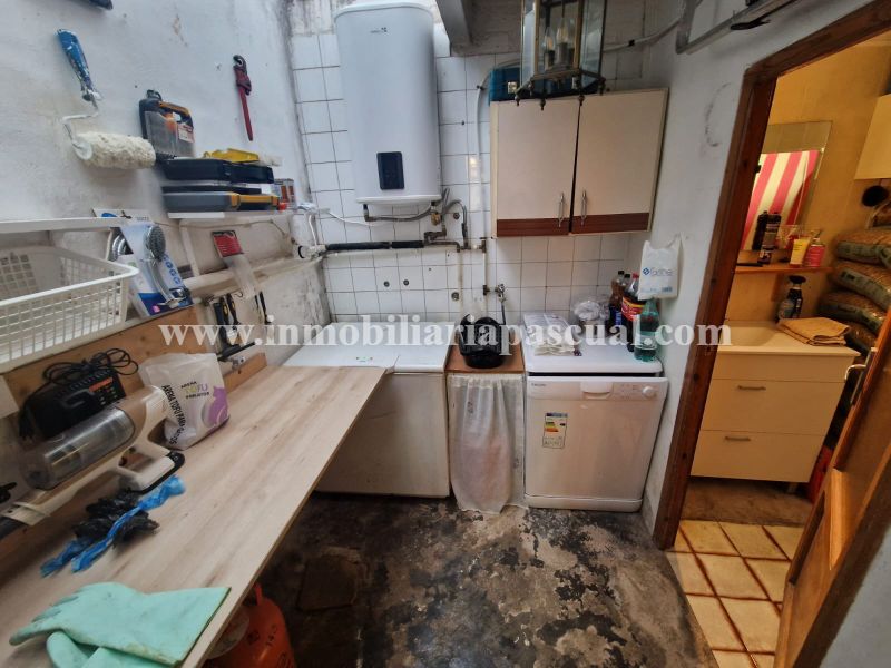 TE KOOP EEN PERCEEL EN EENGEZINSWONING MET WATER IN LORCHA