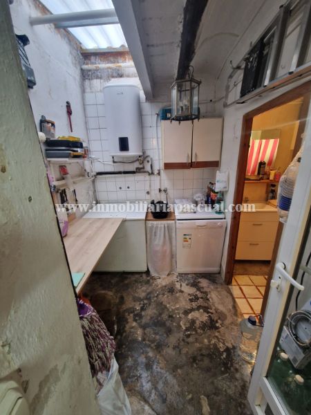 TE KOOP EEN PERCEEL EN EENGEZINSWONING MET WATER IN LORCHA