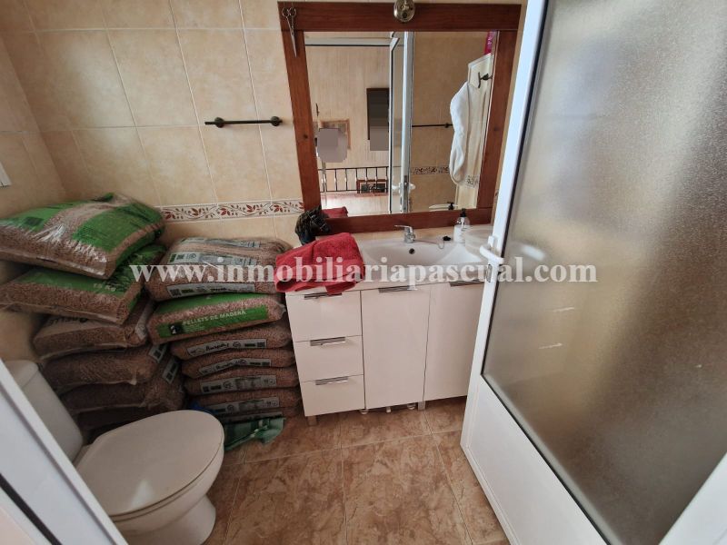 TE KOOP EEN PERCEEL EN EENGEZINSWONING MET WATER IN LORCHA