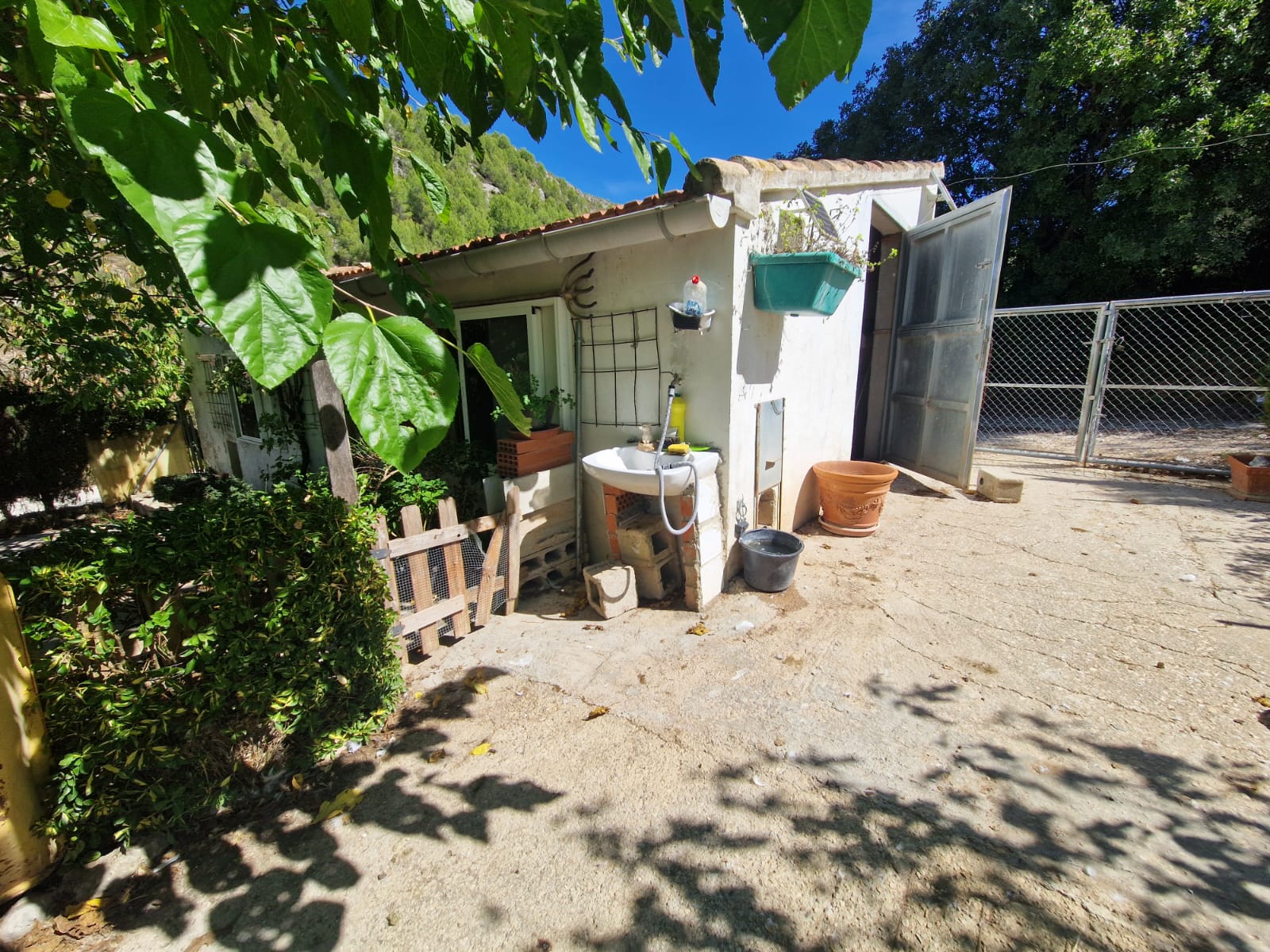 TE KOOP EEN PERCEEL EN EENGEZINSWONING MET WATER IN LORCHA